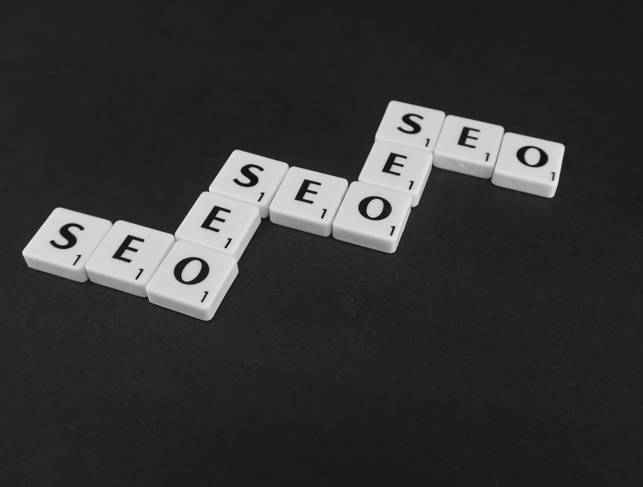 seo als domino-steine am schwarzen tisch